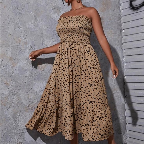 Dalmatian dot shirred maxi dress - Picture 3 of 5